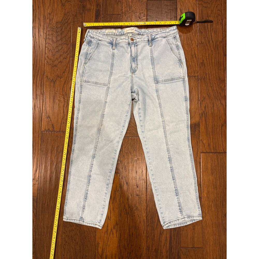 Universal thread light wash jeans